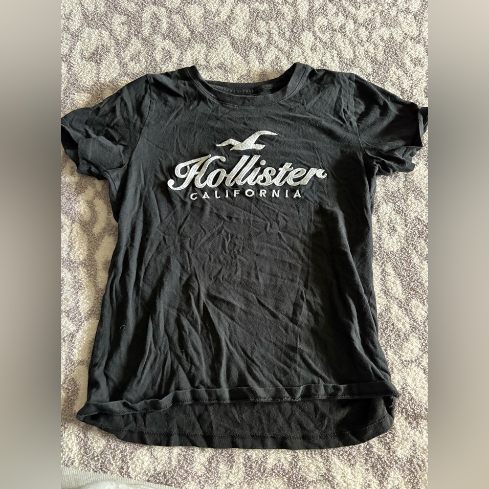 hollister logo tee